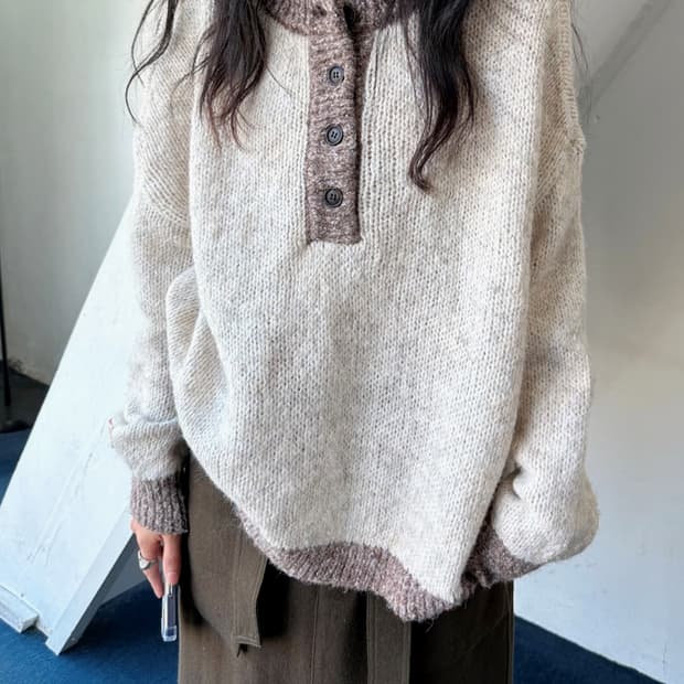 Brushed fabric button neck wide knit