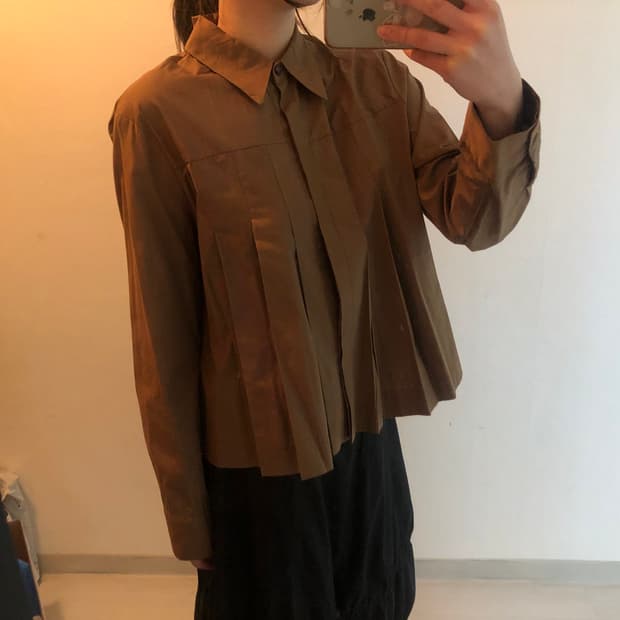 제이바이라라 플리츠 셔츠 브라운 