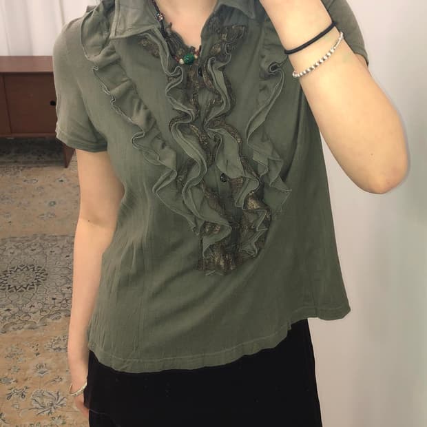 카키 프릴 플라워 탑