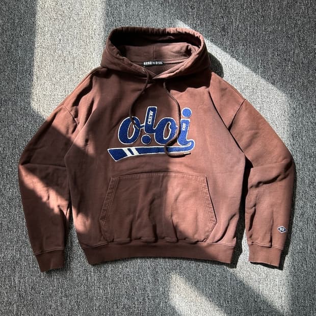 오아이오아이 브라운 후드티