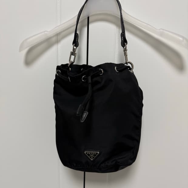 프라다 나일론 버킷 파우치 블랙