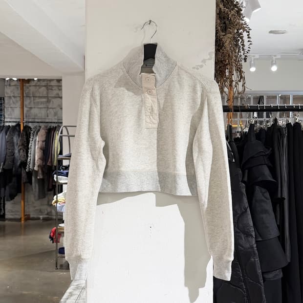 티 바이 알렉산더 왕 라이트 그레이 하이넥 크롭 스웻셔츠