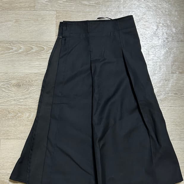 블랙업 스텔비 플리츠 랩 미디스커트