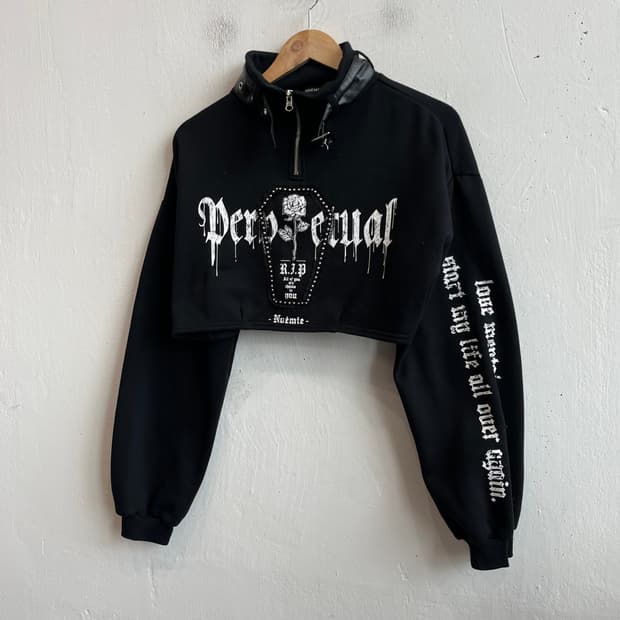 NOEMIE 노에미 락펑크 크롭 반집업 맨투맨