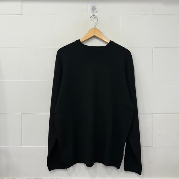 쿠어 라운드넥 니트