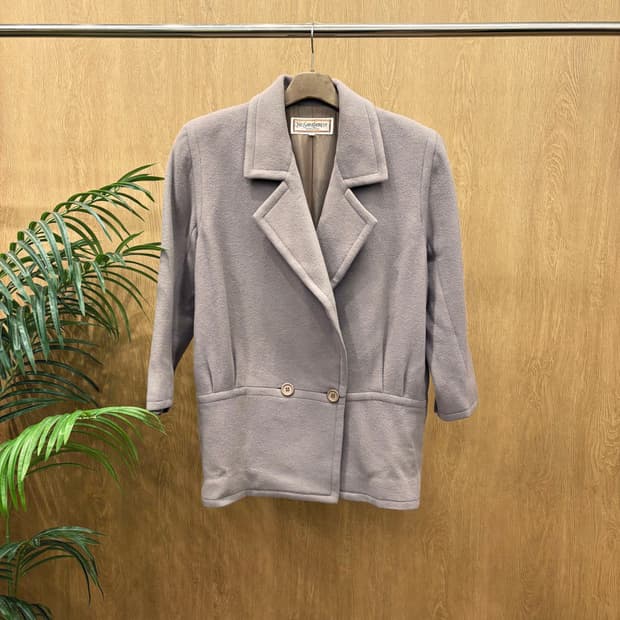 입생로랑 디퓨전 펨므 울 코트 클래식 노치드 라펠 더블 버튼 디테일 퍼플