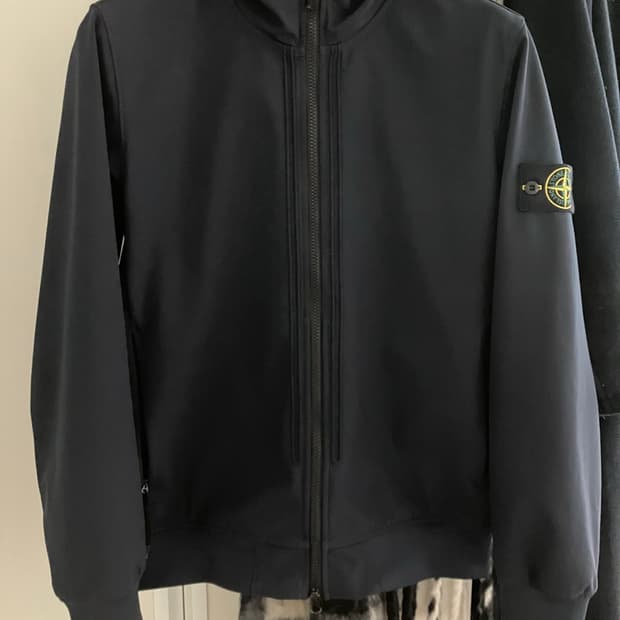 스톤 아일랜드 소프트쉘 바람막이 22fw