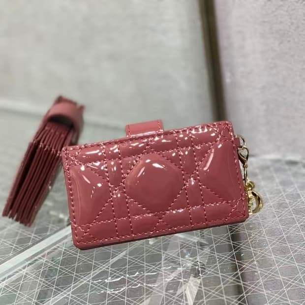 디올 레이디 5-포켓 카드 홀더 페이턴트 까나쥬 카프스킨 체리 레드