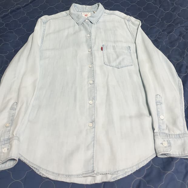 리바이스 우먼 보이프렌드핏 샴브레이 데님셔츠 연청 (S)