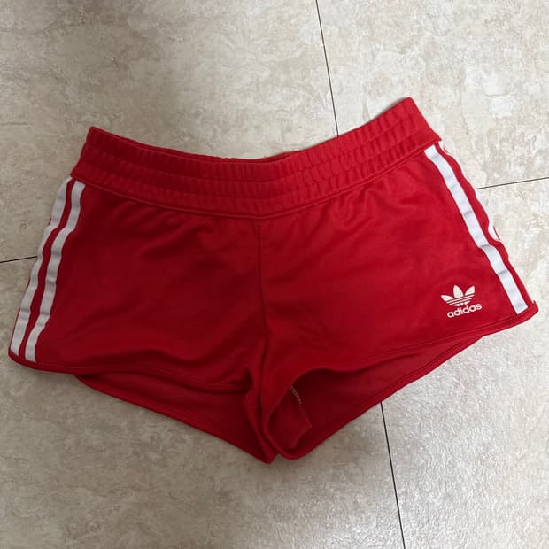 아디다스 레드 로우라이즈 숏팬츠 