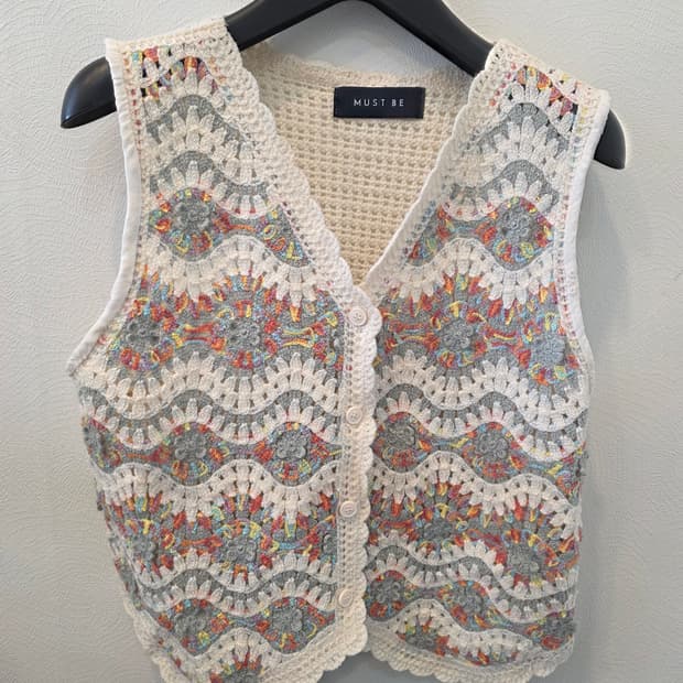 블랙 색상의 케이트 스페이드 크로스백입니다. 켈리백 스타일로 정장, 캐주