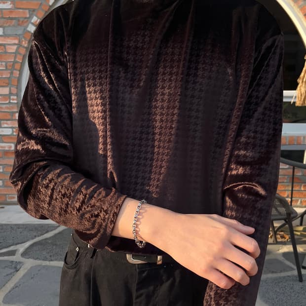 하운드 투스 벨벳 모크넥 티셔츠