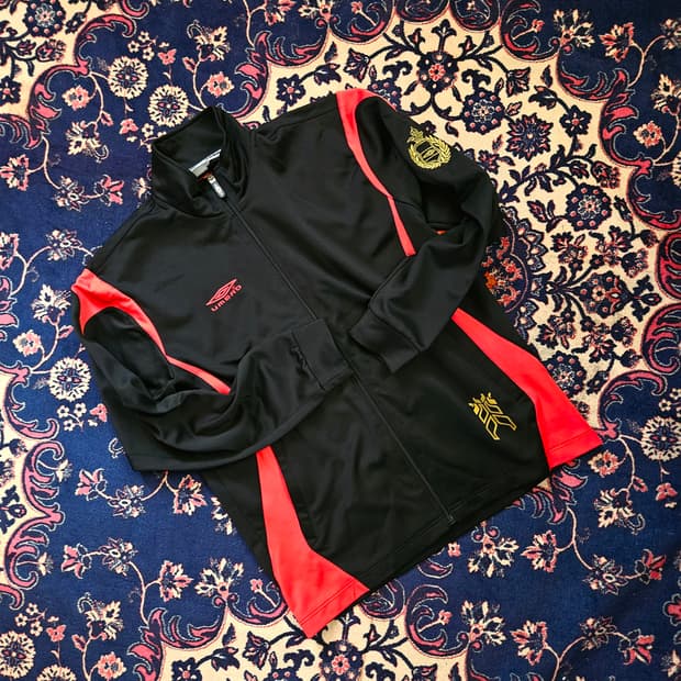 엄브로(Umbro) 시그니쳐 로고 골든 견장 트렉탑 저지 M