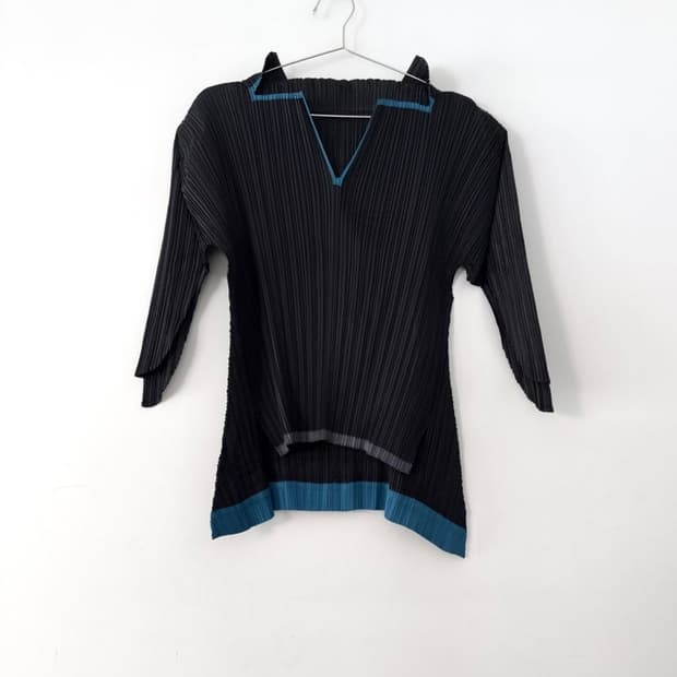PLEATS MODE ET Asymmetric cut pleats top