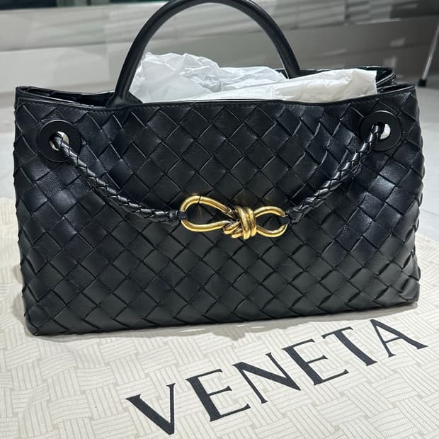 보테가베네타 ew 안디아모 백 블랙 컬러