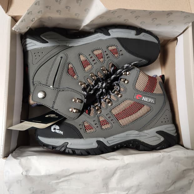 네파 안전화 GT-36N 255사이즈 새상품입니다. 등산할때 신으려고 샀