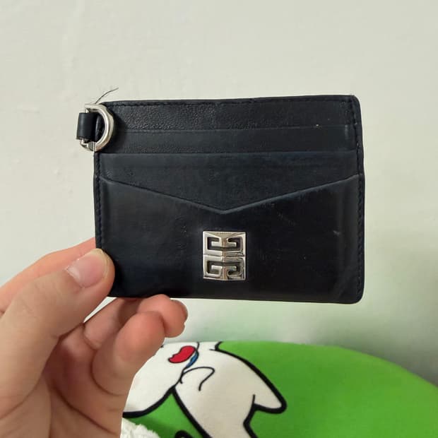 지방시 은장 메탈로고 블랙 카프스킨 카드지갑