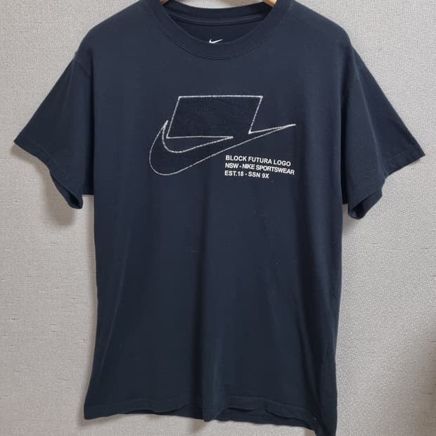 M ) 나이키 NSW 블록 푸추라 빅로고 반팔티