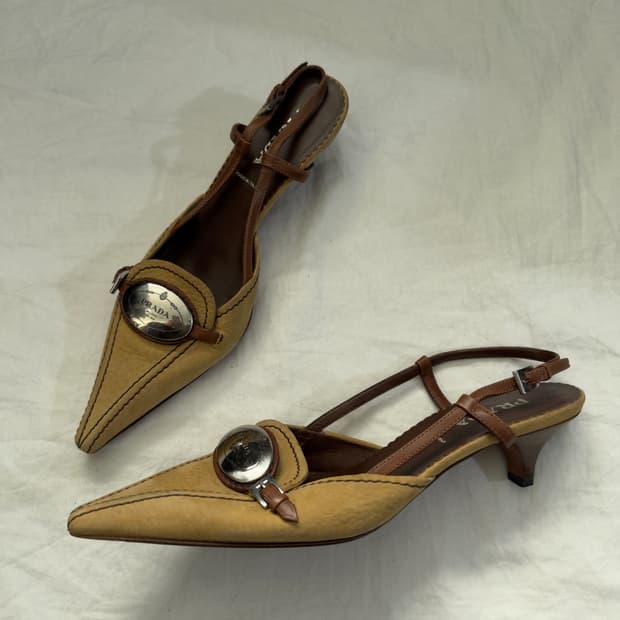 프라다 미러 버클 슬링백 키튼힐