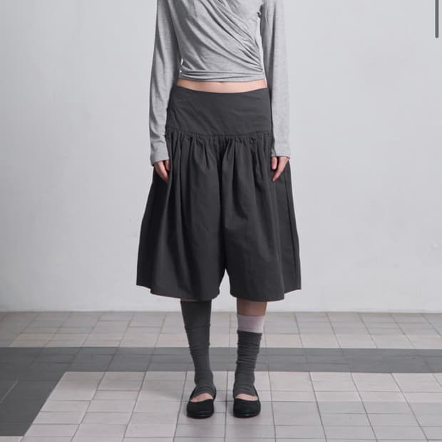 세릭 와이드 플레어 팬츠 차콜1 사이즈 구해요