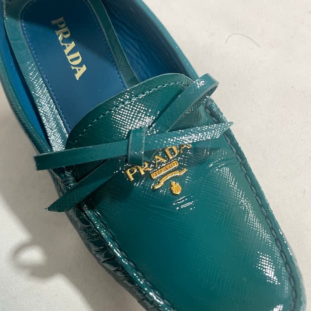 프라다 에나멜 리본 드라이빙 로퍼