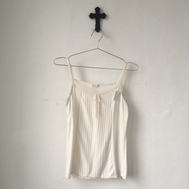 Lace trimming sleeveless