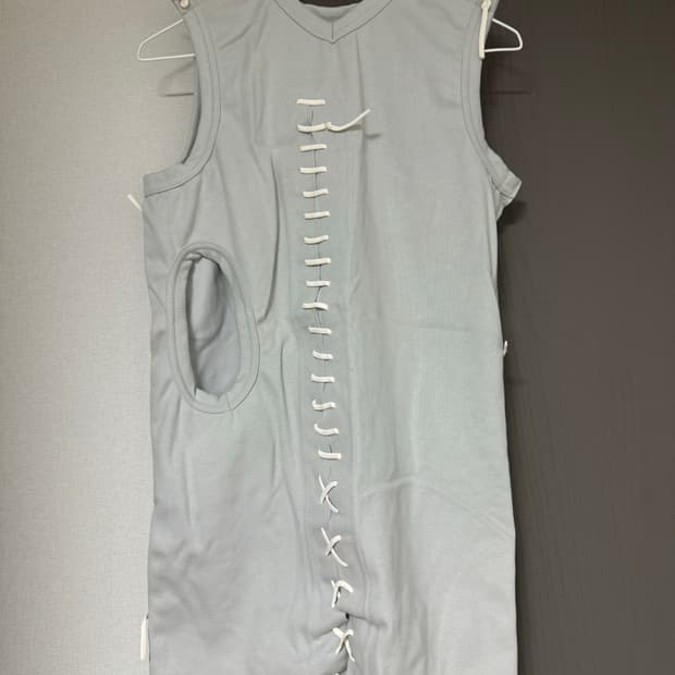 꼼데가르송 컷아웃 나시