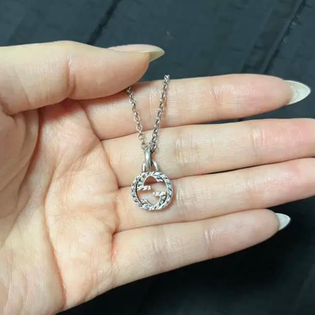 구찌 인터로킹 G 팬던트 네크리스 실버