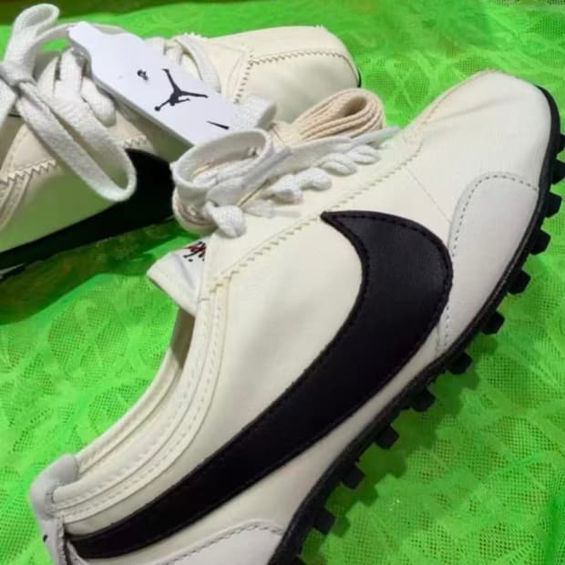 나이키 문 슈 소프트 펄 앤 블랙 265mm