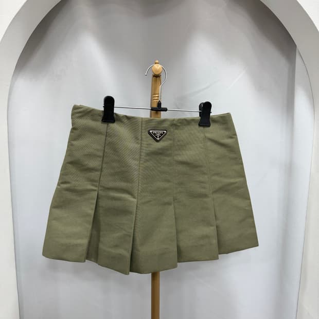 프라다 삼각로고 스커트 36사이즈 