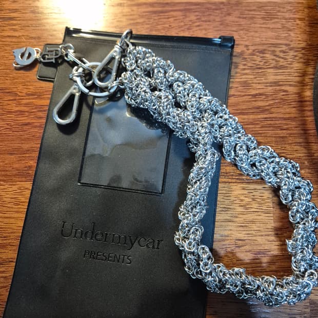 언더마이카 리키에너스 멀티플 탱글스 더블 로고 체인 다운 블루 - 23S