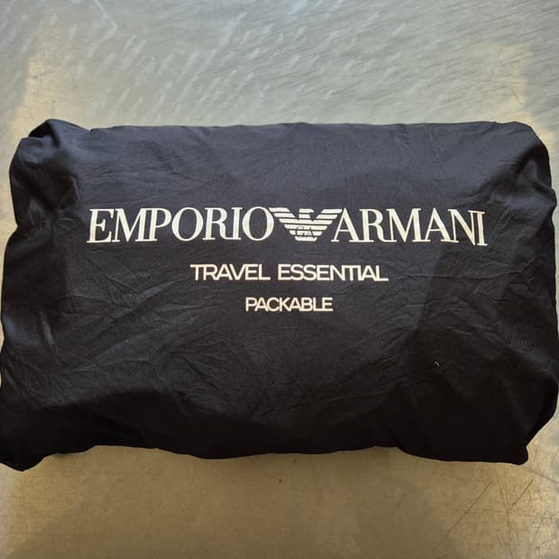 엠포리오아르마니 패커블 윈드브레이커