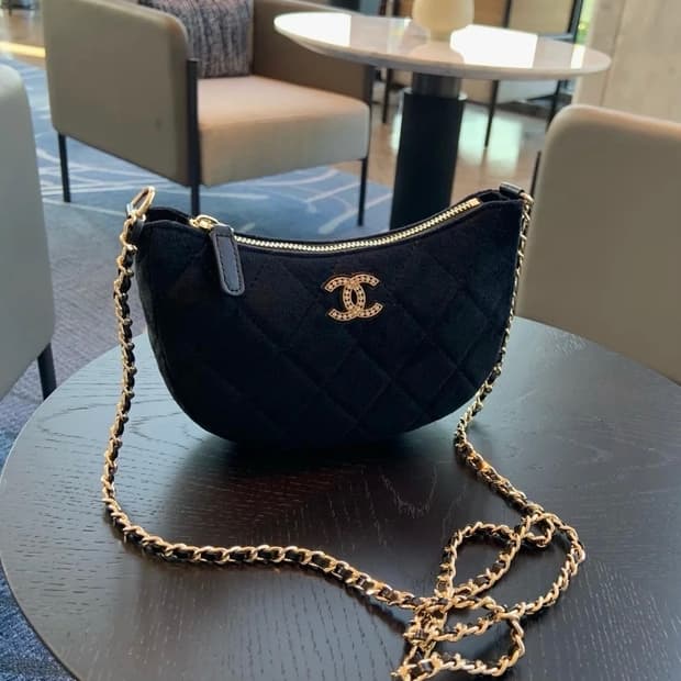 샤넬 뷰티 벨벳 크레센트 호보백 