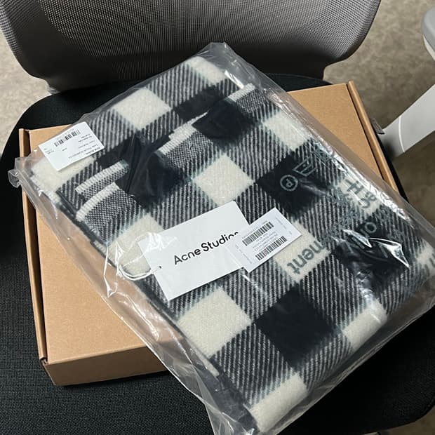 (새제품) 아크네 스튜디오 체크 울 머플러 그레이 블랙 화이트