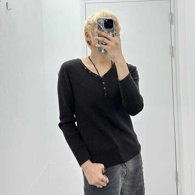 23 Vingt trois buttoned knit top 