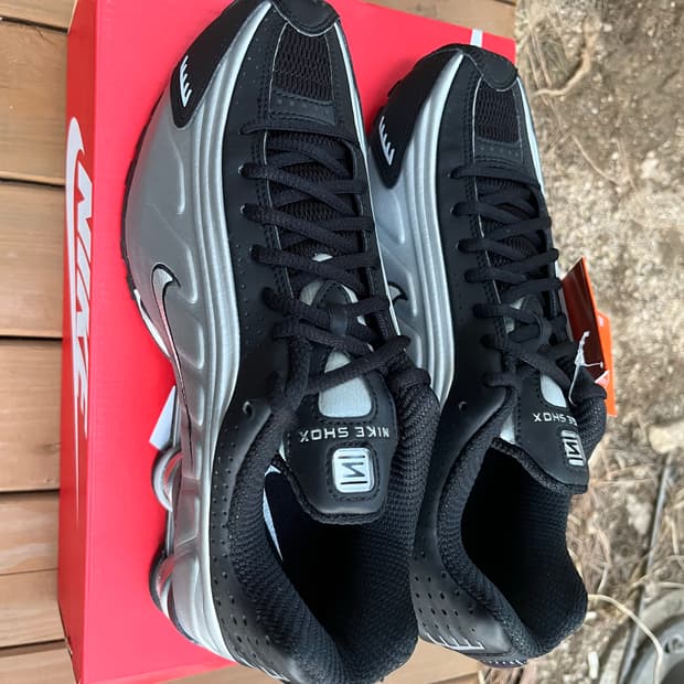 나이키 샥스 r4 메탈릭 실버 