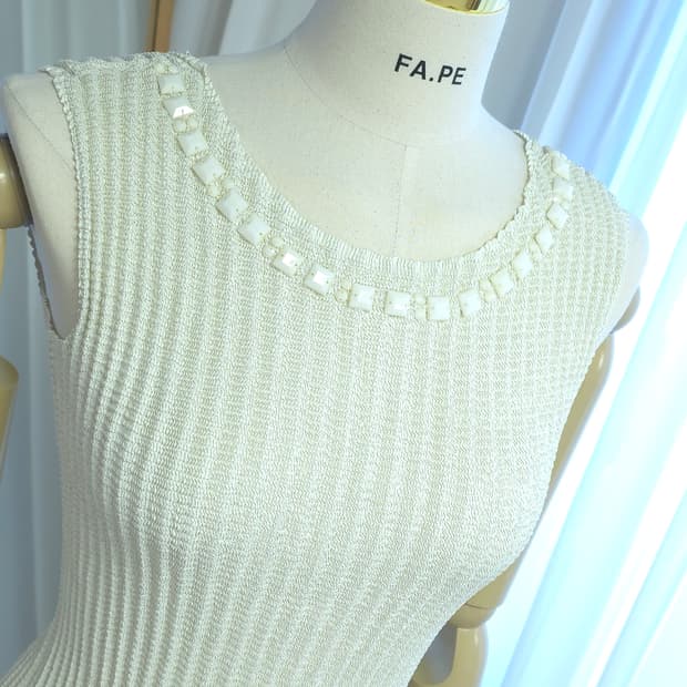  Refined Collection의 플리츠 슬리브리스