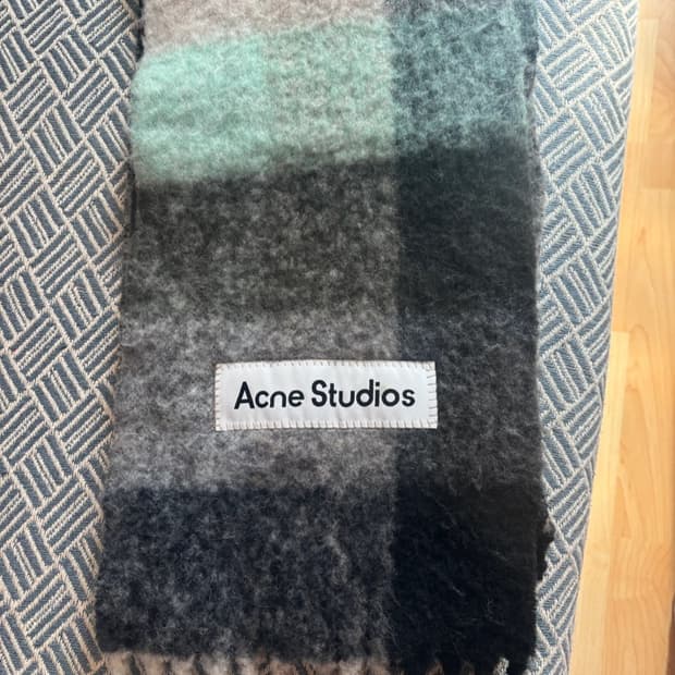 아크네스튜디오 모헤어 머플러