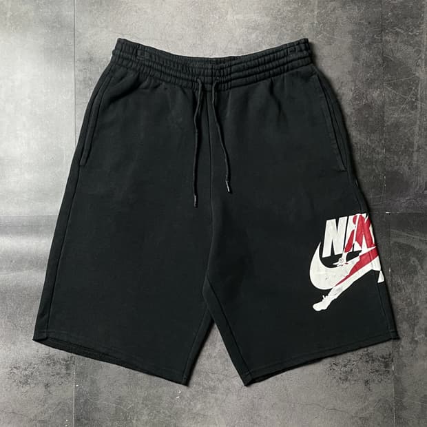 NIKE 나이키 블랙 그래픽 레터링 스웨트 하프팬츠 A01276