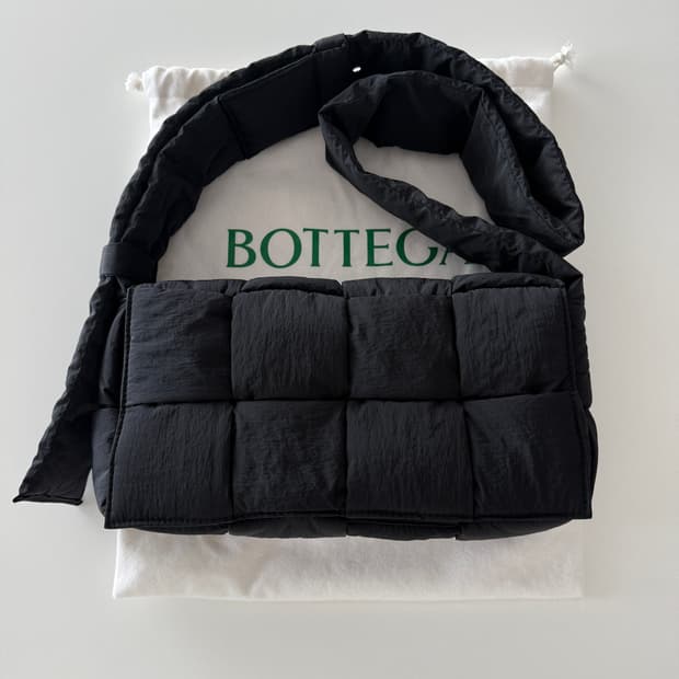 보테가 베네타 패딩 테크 카세트백