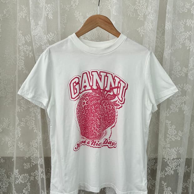 S) 가니 GANNI 딸기 프린트 반팔 티셔츠