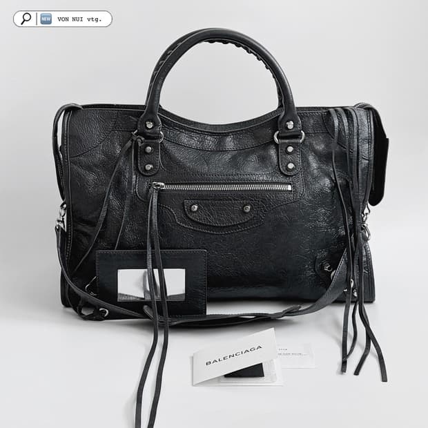 발렌시아가 클래식 시티백 미듐 판매합니다.