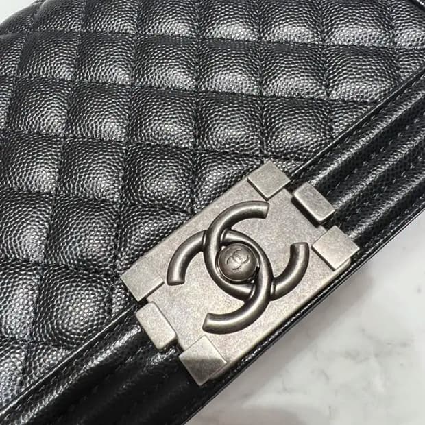 [새 상품급] 샤넬 보이백 캐비어 미디움 은장