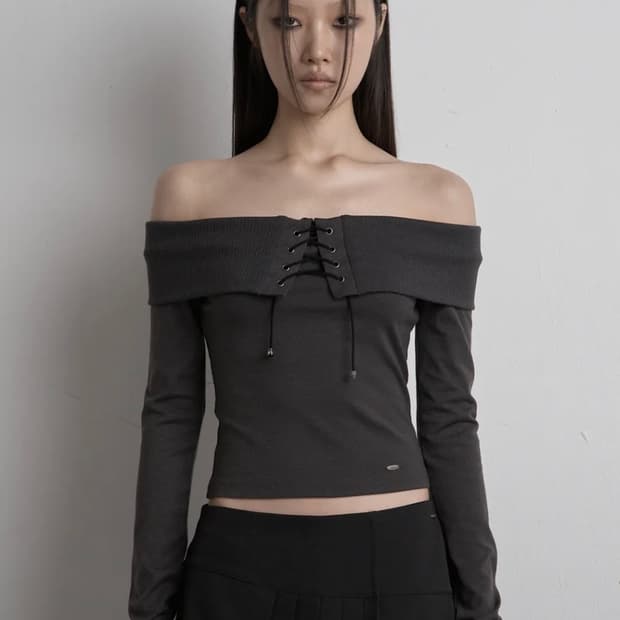 시너진 아일렛 오프숄더 탑 차콜