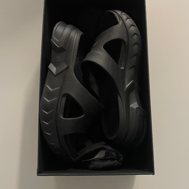 GIVENCHY 지방시 슬리퍼 블랙 (235-240)