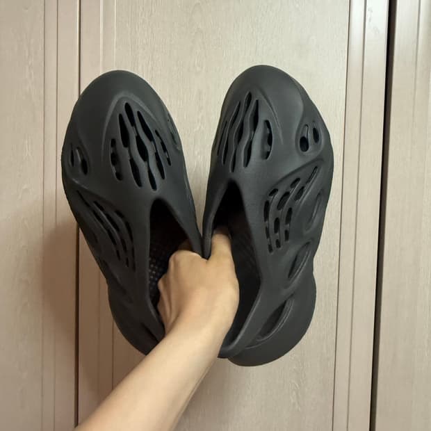 [275] 아디다스 이지 폼 러너 카본 