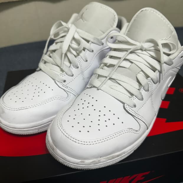나이키 조던1 로우 트리플 화이트