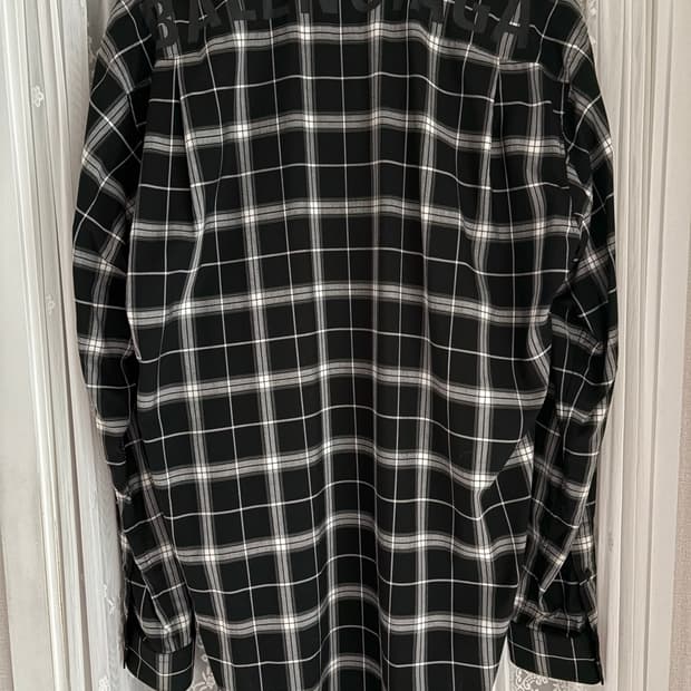 발렌시아가 백로고 체크 셔츠 37