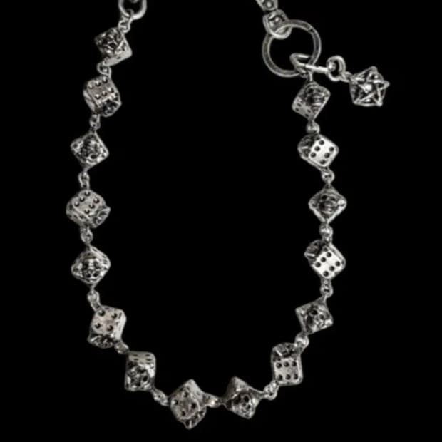 에모스탠스 스컬다이스 체인