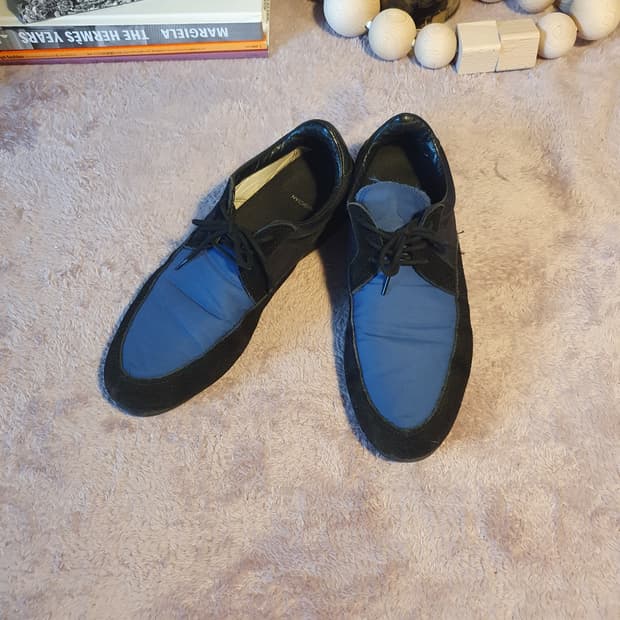 Lad musician plat shoes